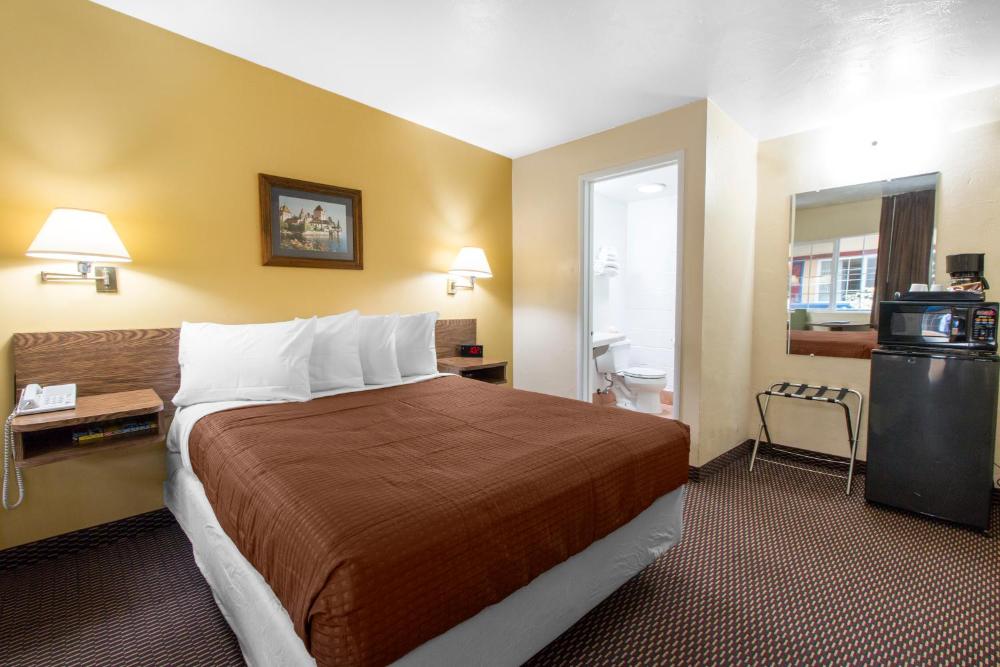 Queen Room - Non-Smoking interior
